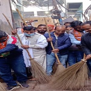 Before the arrival of PM Modi, Dr. Neelkanth Tiwari made the regional public aware by running a cleanliness campaign.